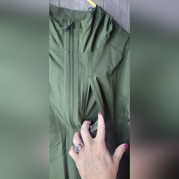 Swiss Tech wind breaker with hood, army green size LG. - Picture 2 of 5